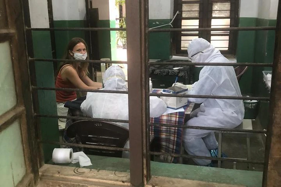 В аэропорту Индии россиян осматривали местные врачи. Фото предоставлено Еленой Хоймовой.