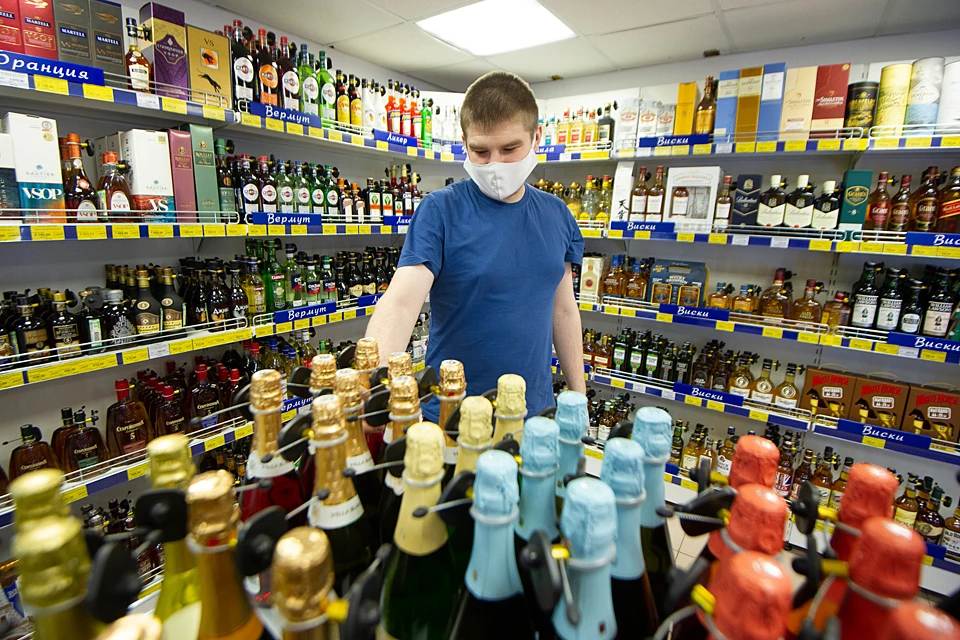 Кто из вас ходит в магазин, могли заметить, как народ "затаривается" в отделе спиртных напитков. Как перед праздниками!