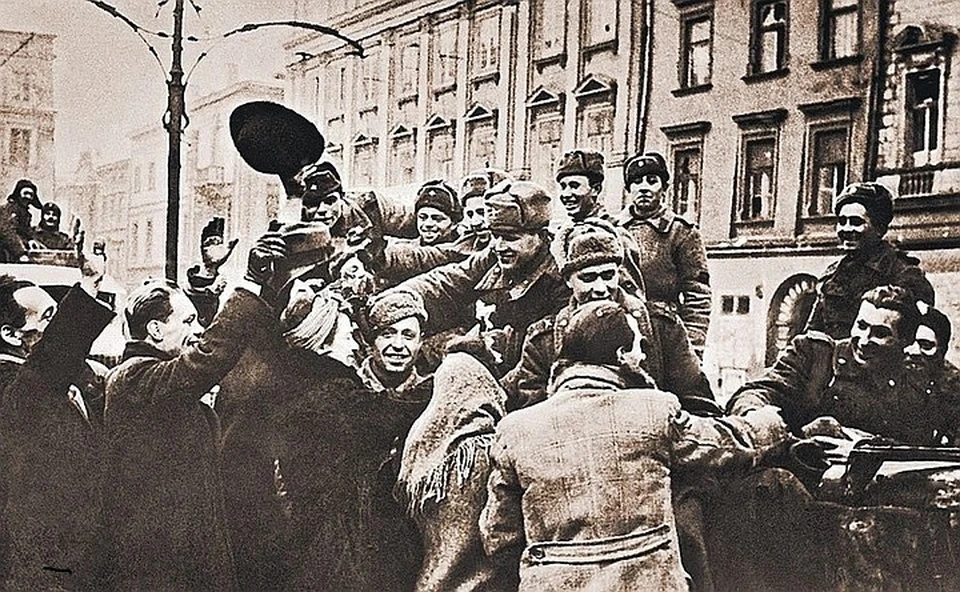Жители польского города Кракова приветствуют советских воинов-освободителей. 19 января 1945 г.