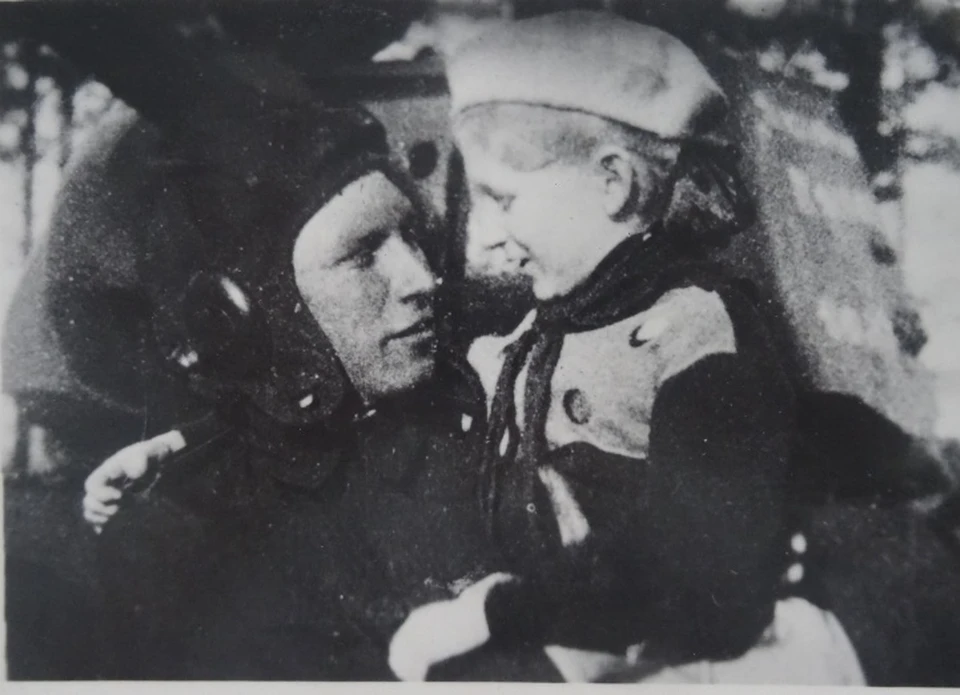 Танкист держит на руках школьницу Мару Колеву. Фото: Архив школы №67 Екатеринбурга