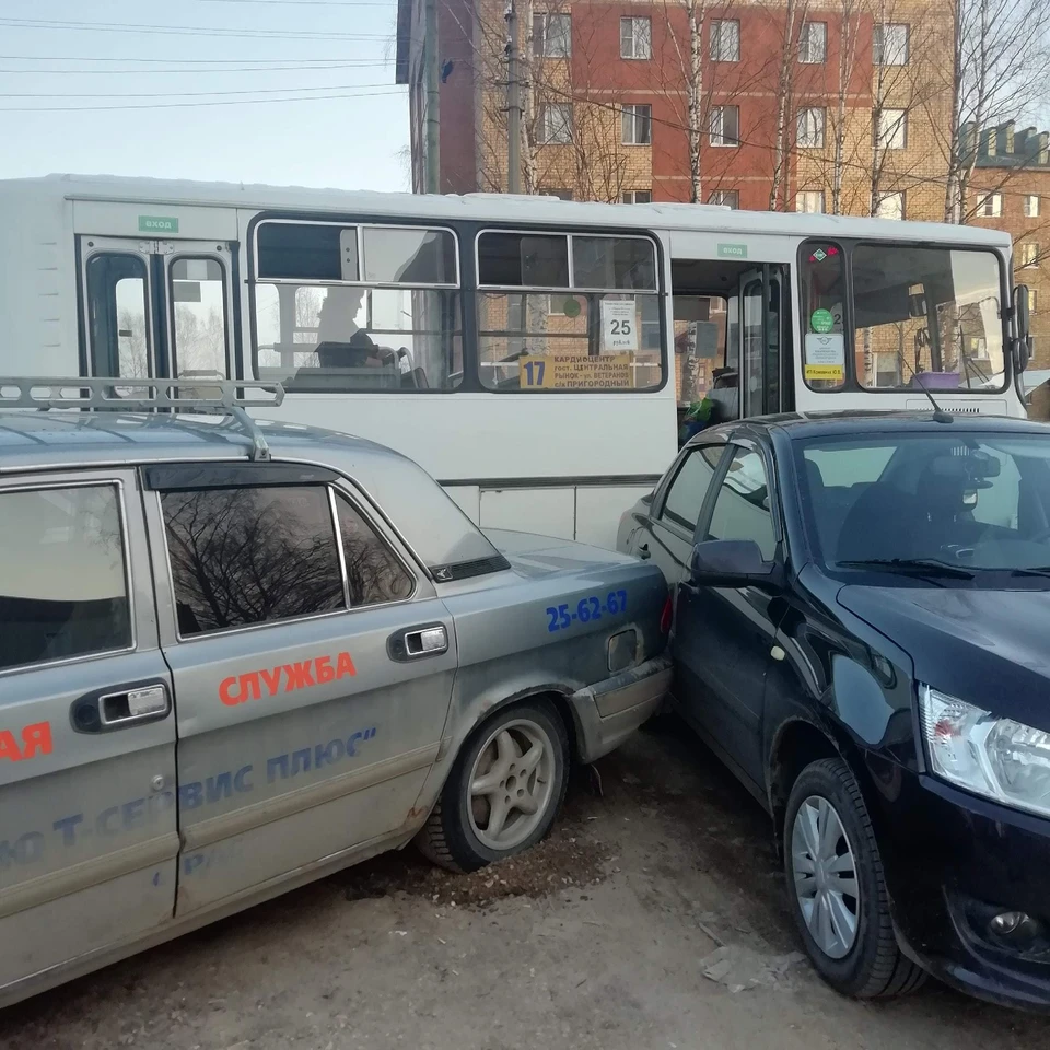 Пока сыктывкарский водитель автобуса ходил за водой, его машина протаранила  четыре легковушки - KP.RU