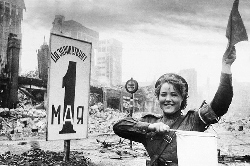 Военная регулировщица Мария Шальнова на улице Берлина. Май 1945 года. Автор Евгений Халдей/ТАСС