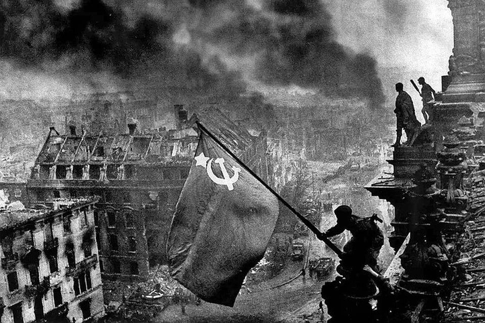 Знамя Победы на крыше здания рейхстага, май 1945 г.