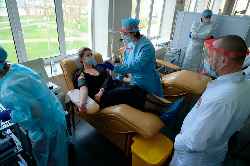 Первые процедуры забора плазмы крови пациентам с коронавирусом начались на базе Городской станции переливания крови в Петербурге.