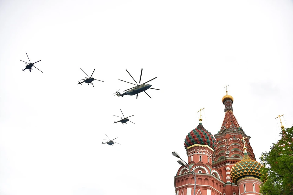 Первыми в небе появились боевые машины – самый крупный в мире транспортный вертолет Ми-26 и четыре вертолета Ми-8.