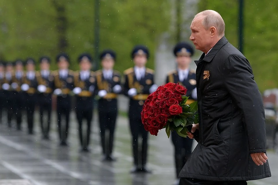 Президент возложил цветы к Могиле Неизвестного солдата и поздравил страну с праздником
