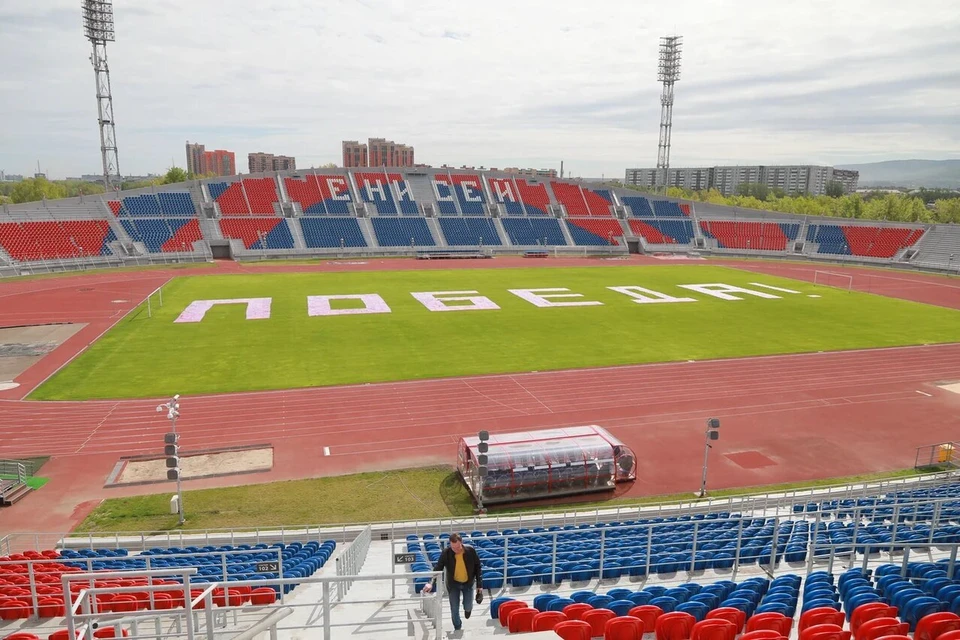 В Красноярске 9 часов выкладывали заветное слово на футбольном поле