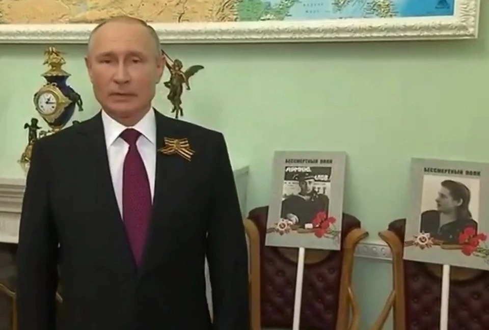 Владимир Путин принял участие в акции "Бессмертный полк" с портретами отца и матери