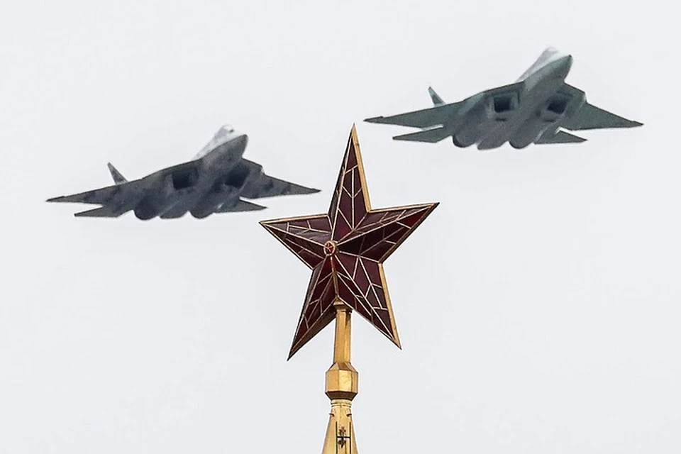Истребители пятого поколения Су-57 над Красной площадью. Фото: Григорий Дукор/ТАСС