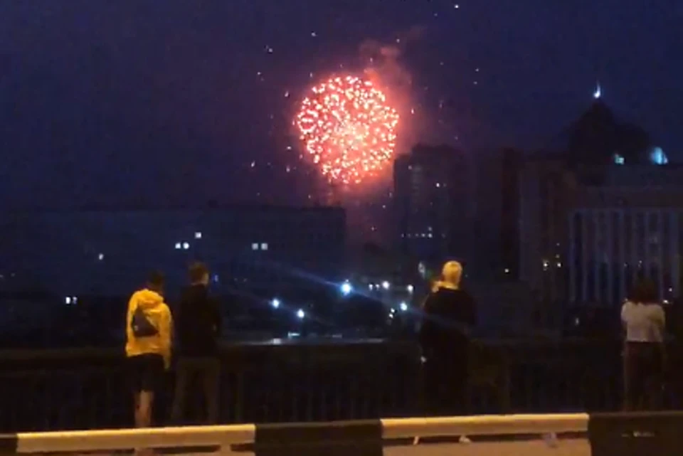 В Кемерове прогремел салют по случаю 75-летия Победы. Фото: кадр видео "Пусть говорят Кемерово"/ Instagram