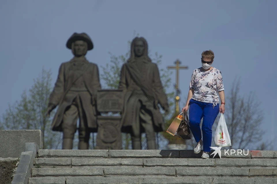 9 мая по улицам города гуляли сотни людей.