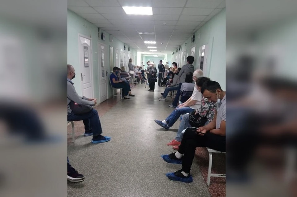 В поликлинике №3 выстроилась гигантская очередь к терапевту. Фото: сообщество "Инцидент Екатеринбург"