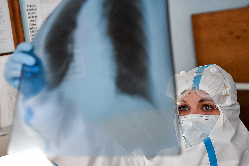 Рентгенолог в инфекционном отделении больницы, Приморский край. Фото: Юрий Смитюк/ТАСС