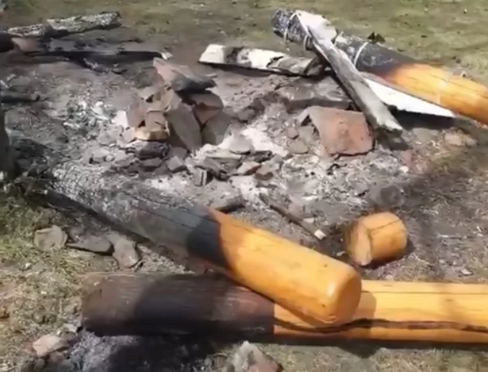 На одной из самых красивых видовок Гремячей гривы - теперь пепелище. Фото: стоп-кадр с видео Юлии ВЕРХУШИНОЙ, фейсбук.