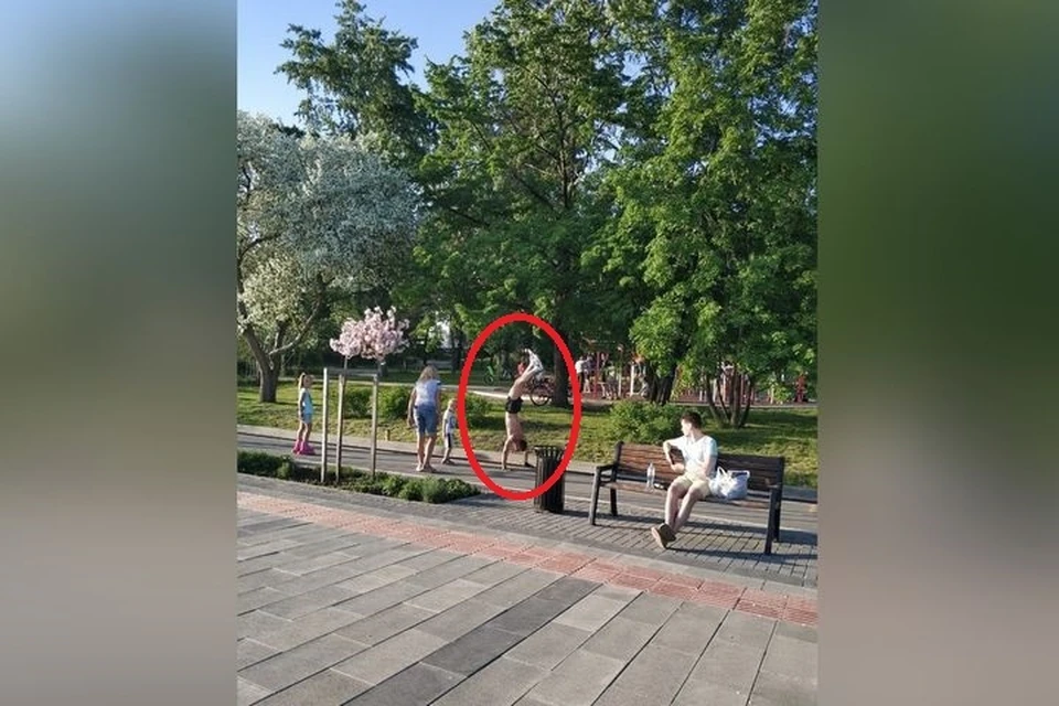 На Михайловской набережной, прохожие могли увидеть парня, прогуливающегося… на руках.