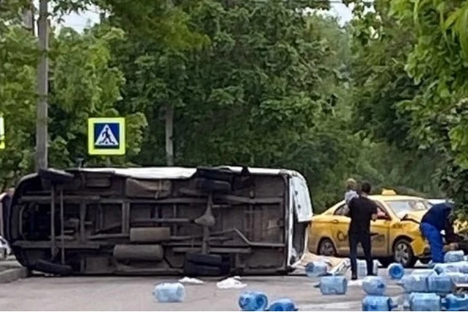 В Ростове столкнулись такси и грузовик