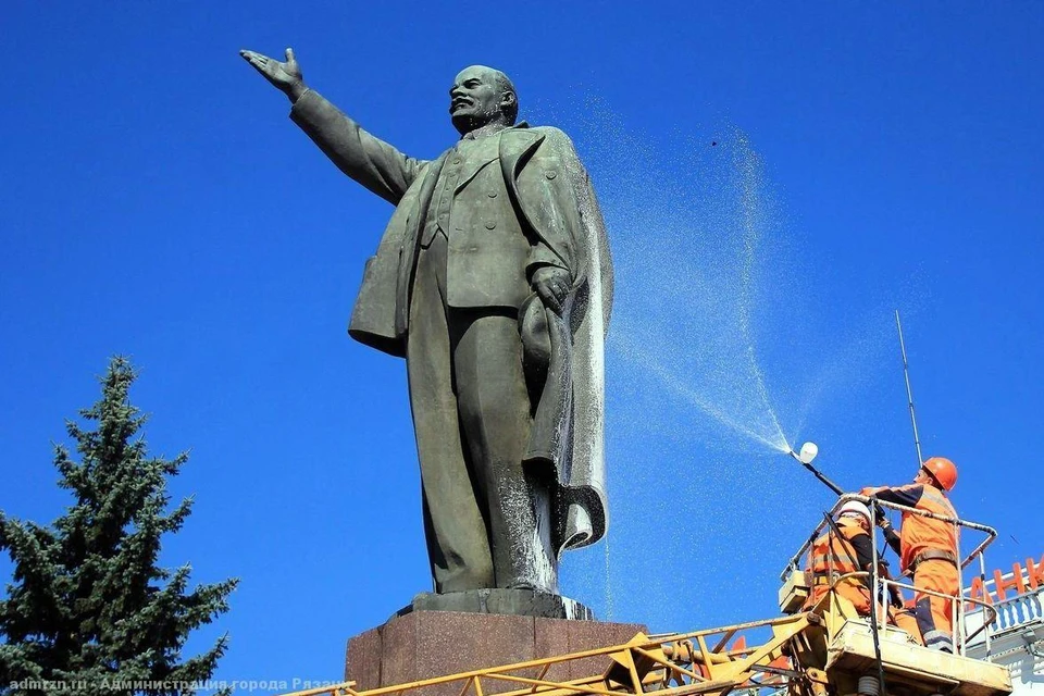 Мыли, но не отмыли - памятник Ильичу еще раз вымоют. Фото пресс-службы горадминистрации.