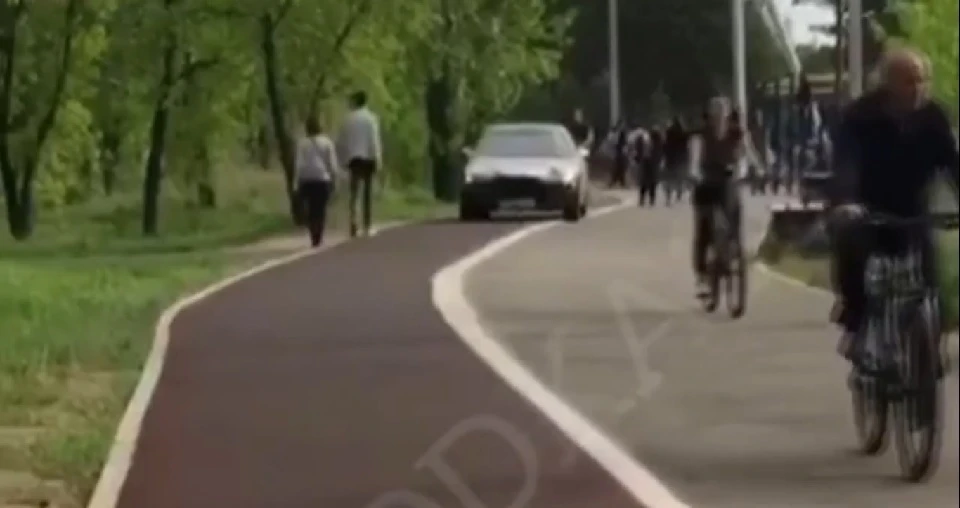 Катавшегося на машине по пешеходным дорожкам задержали в Иркутской области. Фото: стоп-кадр с видео на сайте МВД РФ по Иркутской области