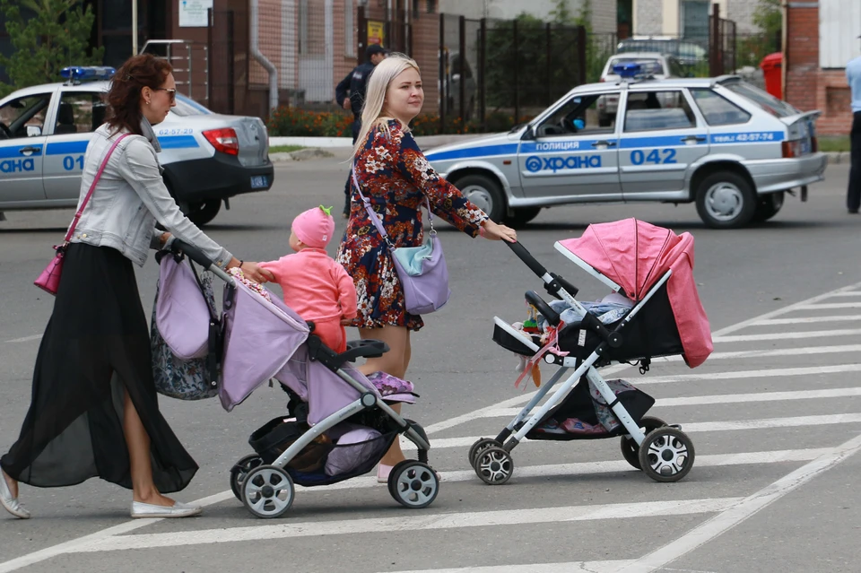 Люди с детьми.