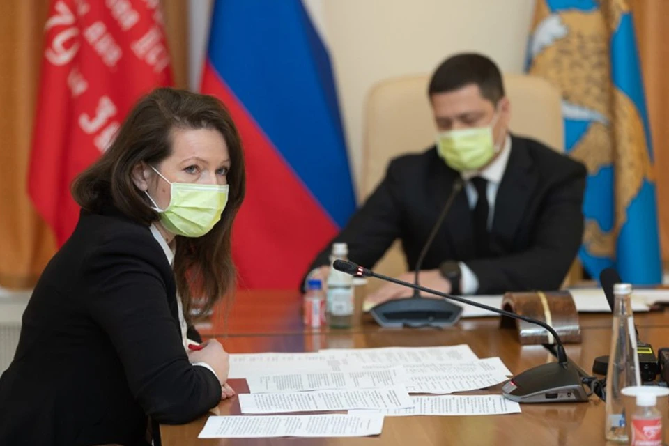 И.о. директора ГП ПО «Медиа-холдинг Псковской области» Ирина Федорова и губернатор Псковской области Михаил Ведерников.