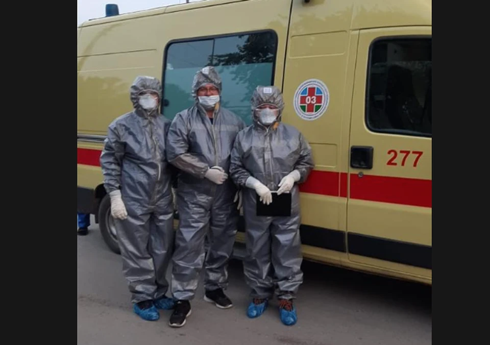 На вызове они заполняют карту, ставят предварительный диагноз, а старшие врачи тем временем отслеживают по всероссийской базе данных каждый подтвержденный случай коронавирусной инфекции с 18 марта.