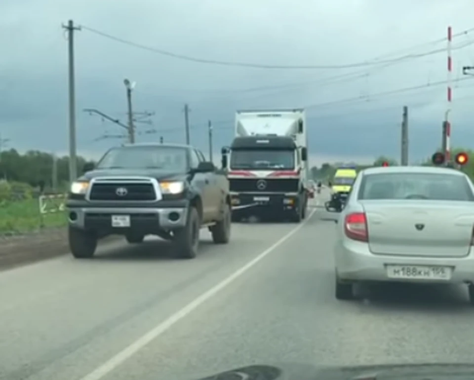 Водитель "Тойоты" смог выдернуть фуру с переезда перед проходящим поездом. Фото: скриншот видео инстаграм chp_59