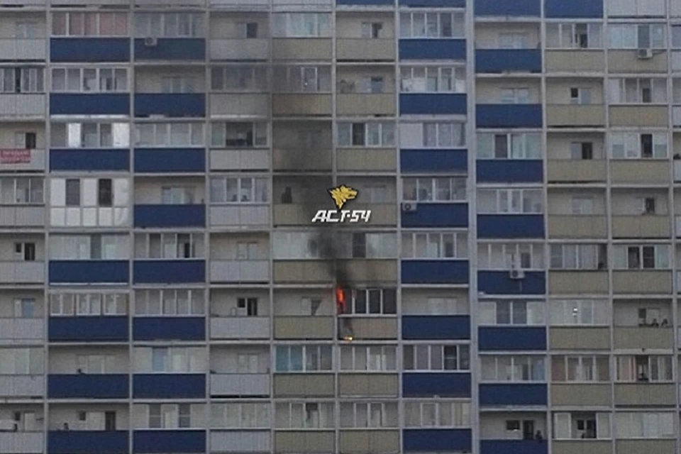 В Новосибирске 30 человек спаслись из горящей 17-этажки.