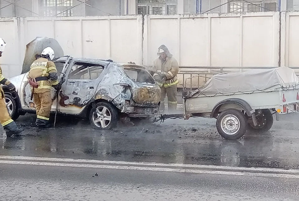 В Нижнем Новгороде сгорел автомобиль «Рено Сандеро». ФОТО: Группа "Кстати"