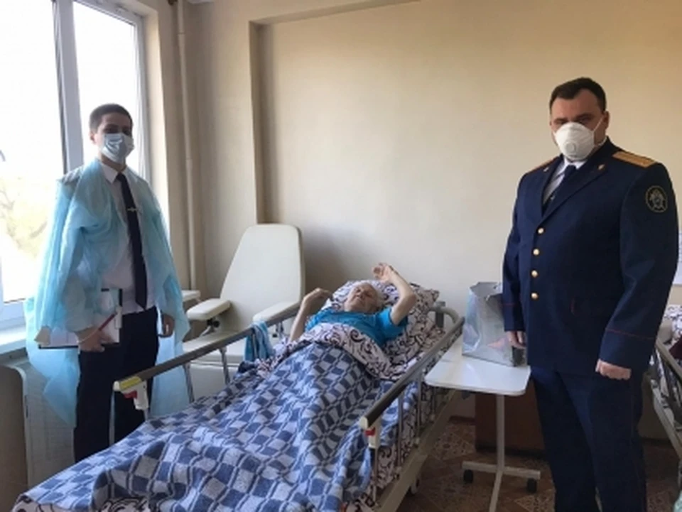 Сейчас женщина находится в больнице, куда ее пришли навестить офицеры следственного отдела. Фото: официальный портал Следственного комитета РФ по РК и Севастополю.