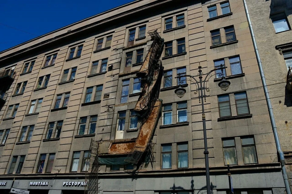 На Кирочной начали пилить упавшие балконы.