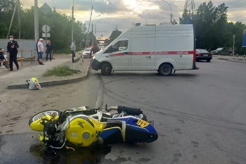 Мотоциклист сбил человека, переходящего улицу в Ленинском районе. Фото: Госавтоинспекция Новосибирска.
