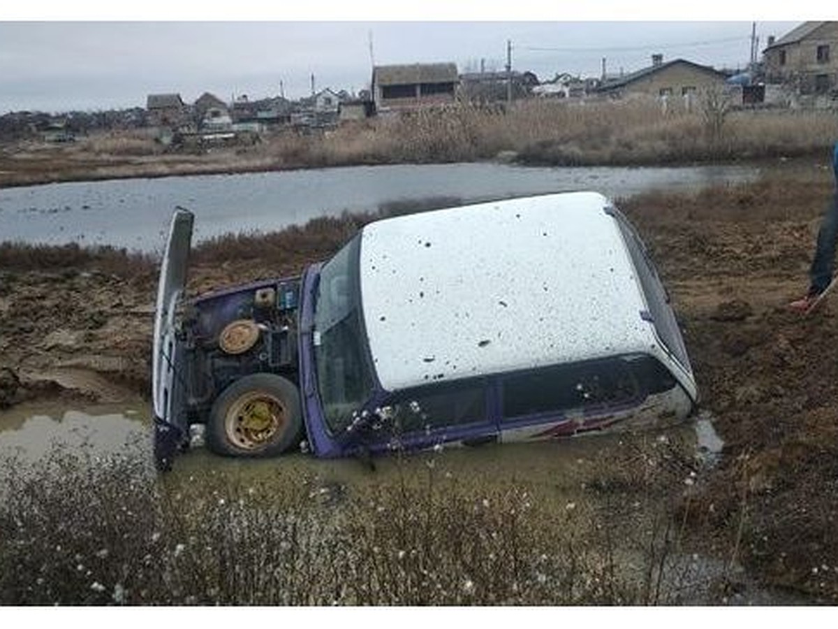 Мать с двумя детьми застряла в грязи под Судаком - KP.RU