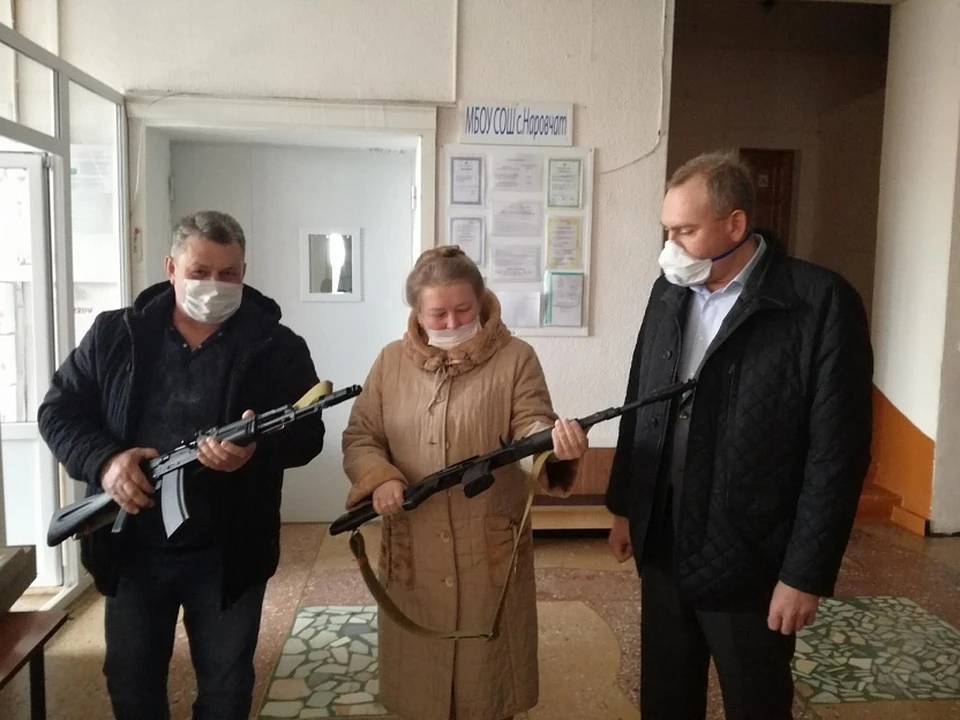 Сотрудники наровчатской школы поблагодарили народного избранника за помощь. Фото: Личный архив депутата