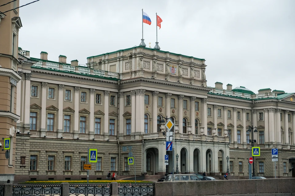 Вячеслав Макаров открыл заседание парламента Санкт-Петербурга поздравлением с Днем города