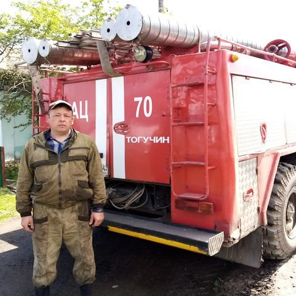 Прополз по полу сквозь дым»: водитель МЧС спас сибиряка из горящего дома -  KP.RU