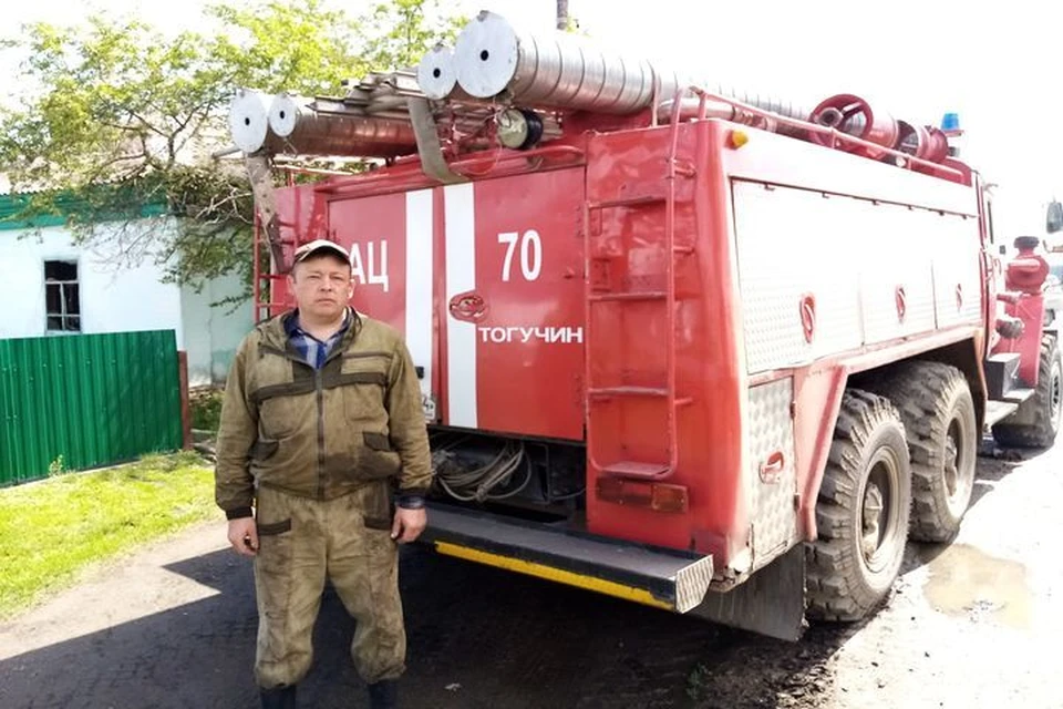 Под Новосибирском водитель пожарной машины спас человека из горящего дома. Фото: ГУ МЧС по Новосибирской области