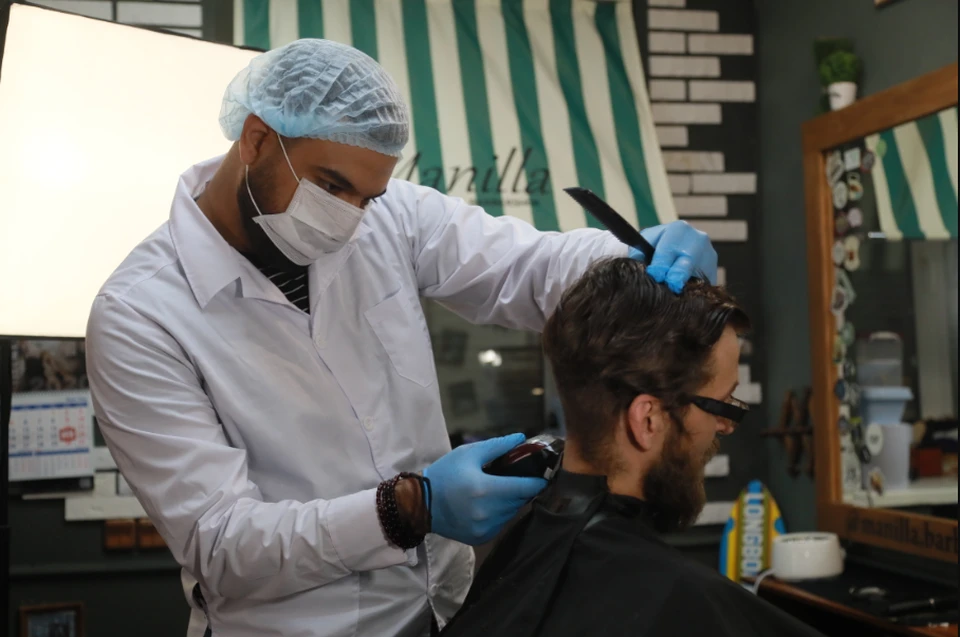 Сотрудники парикмахерской должны работать в средствах индивидуальной защиты IV типа.