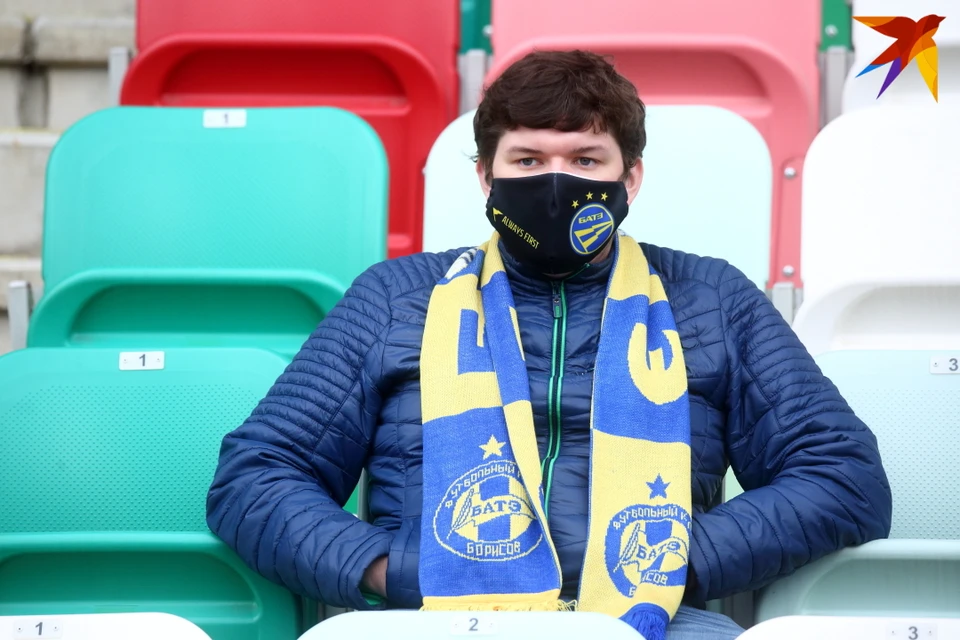 Редкие зрители в Беларуси на футбол приходят в масках и соблюдают социальную дистанцию.