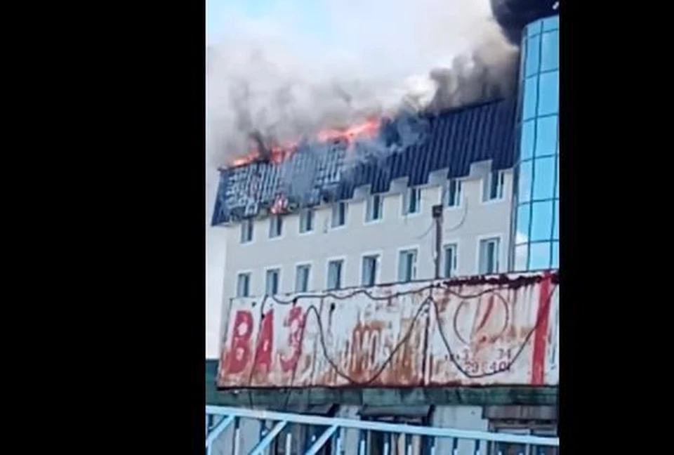 В Тюмени горит крупный бизнес-центр. Скриншот из видео "ЧС Тюмень".