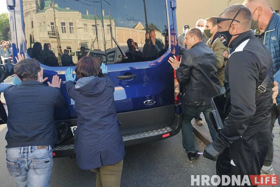 Возмущенные люди пытались остановить микроавтобусы с силовиками. Фото: hrodna.life