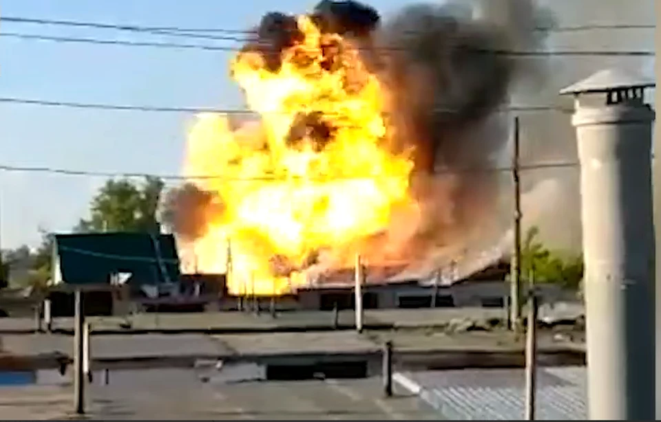 Момент взрыва при пожаре попал на видео