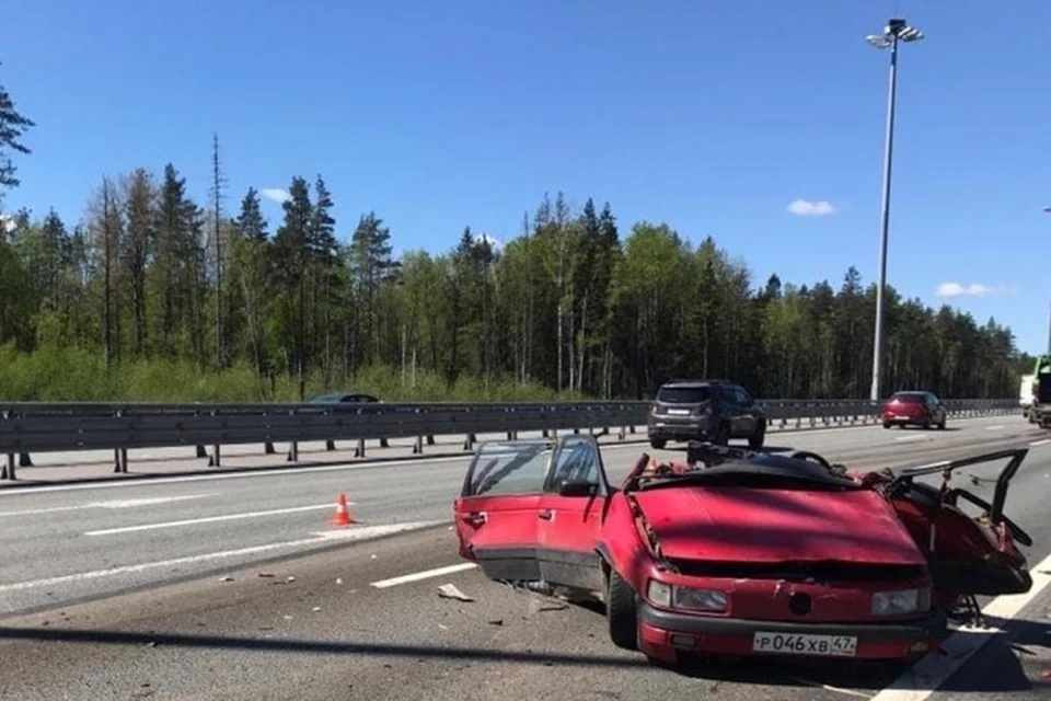 От автомобиля осталась лишь искореженная груда металла. Фото: УГИБДД России по Санкт-Петербургу и Ленинградской области.