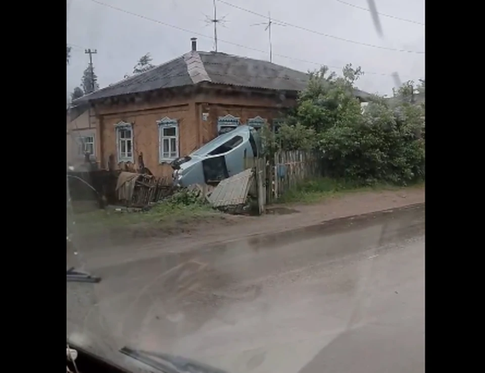 Водитель автомобиля скрылся с места ДТП. Фото: скриншот видео Максима Новикова.