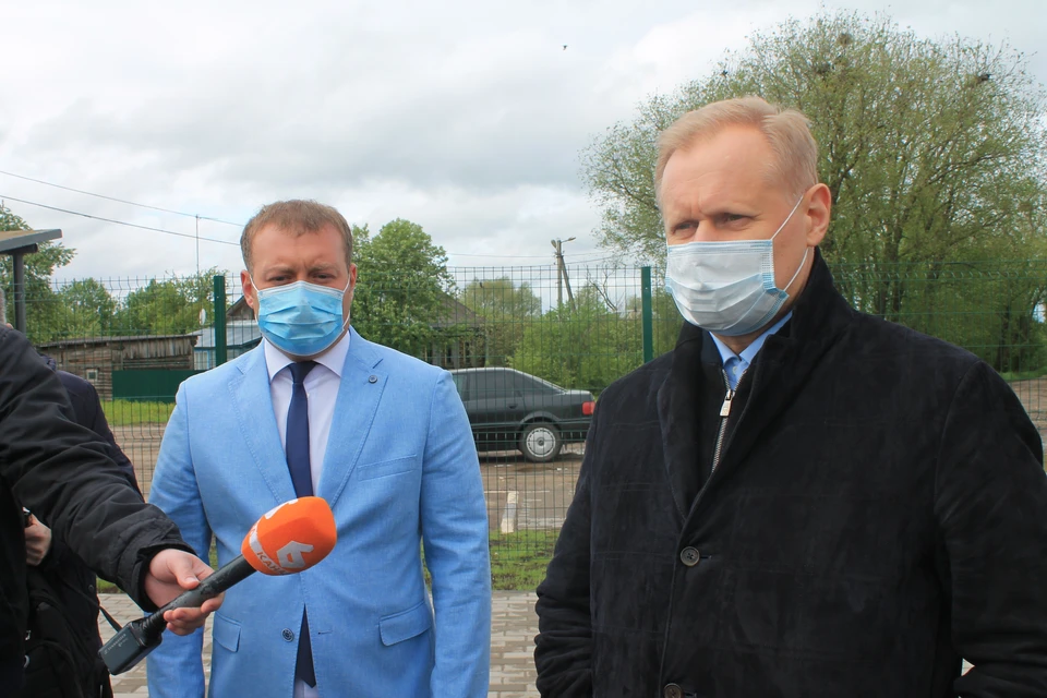 Первый заместитель губернатора Сергей Шевченко (справа) также пообщался с подрядчиками, строившими ФАПы.