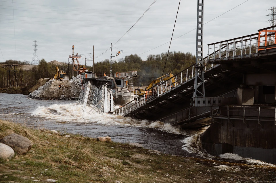 Расследованием причин обрушения моста занимаются следователи. Фото: Ruslan Tulupov