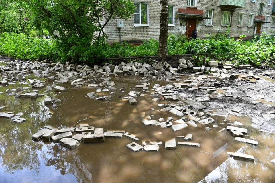 Теперь во двор проехать невозможно