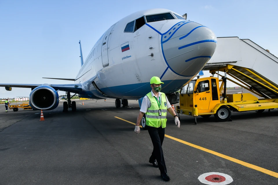 В аэропорт Краснодара приземлился самолет в огромной медицинской маске.