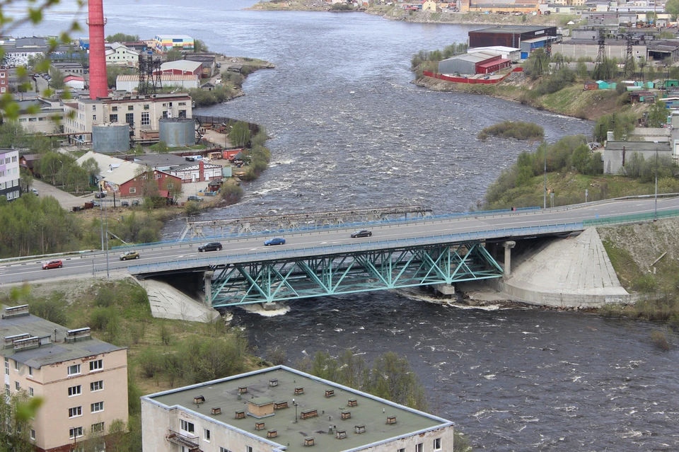 Вода постепенно подбирается к пролетам моста. Фото: Анастасия Добрынина