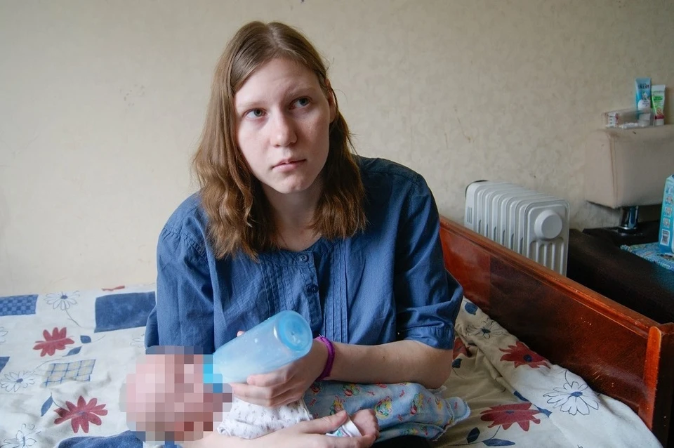 У девушки нет своего молока, поэтому ребенок пьет смеси. Фото: hornews.com