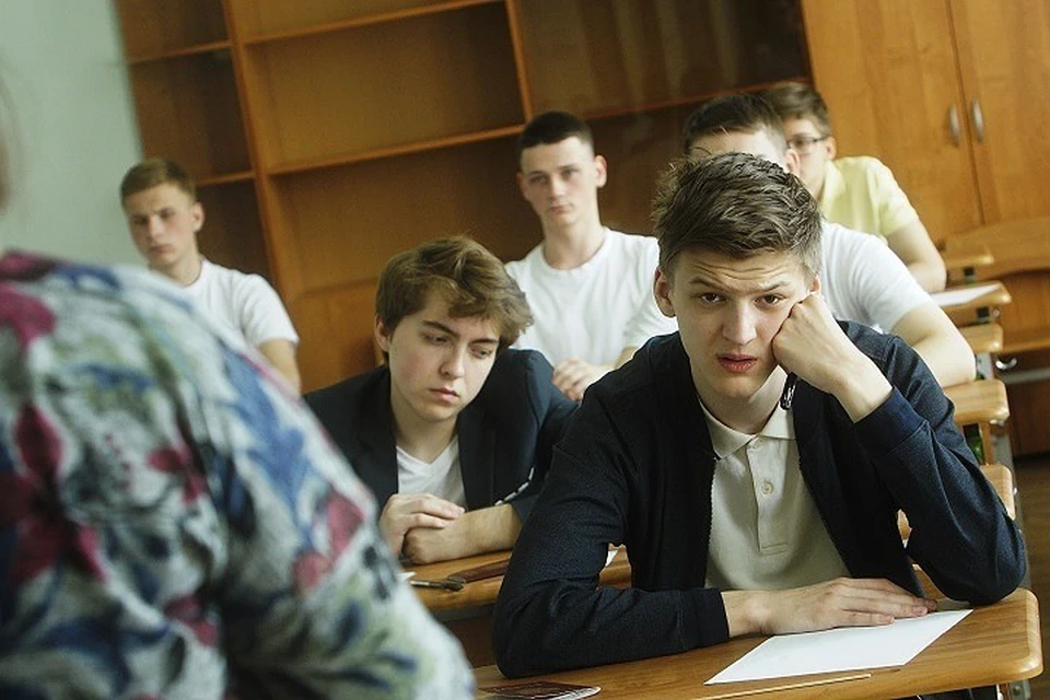 По данным Минпросвещения в 2020 году школу заканчивают свыше 700 тысяч школьников по всей России